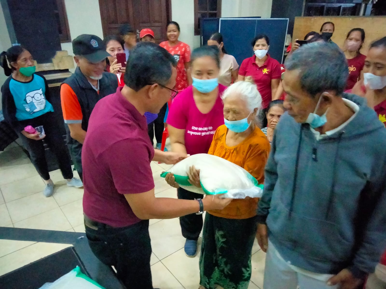 Kelurahan Penatih Denpasar Bagikan Sembako Kepada Warga Kurang Mampu