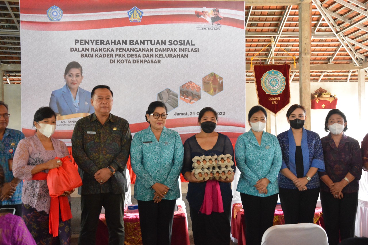 Ratusan Kader PKK Desa – Kelurahan Kota Denpasar Terima Paket Bantuan Sosial dari TP PKK Provinsi Bali
