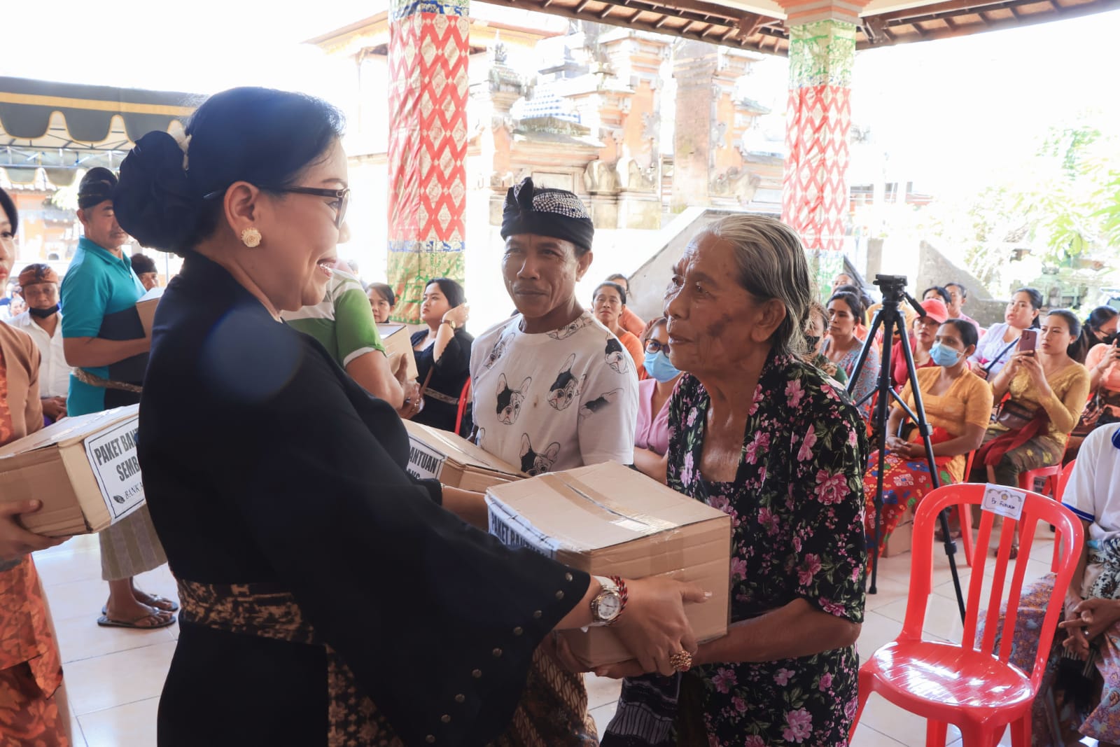 Ketua TP PKK Provinsi Bali Bagikan 560 Paket Sembako di Desa Padangsambian Kaja