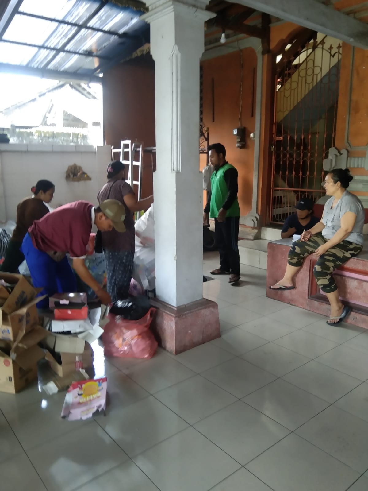 Jaga Kebersihan Lingkungan, Kelurahan Panjer Jemput Sampah Bersama Bank Sampah