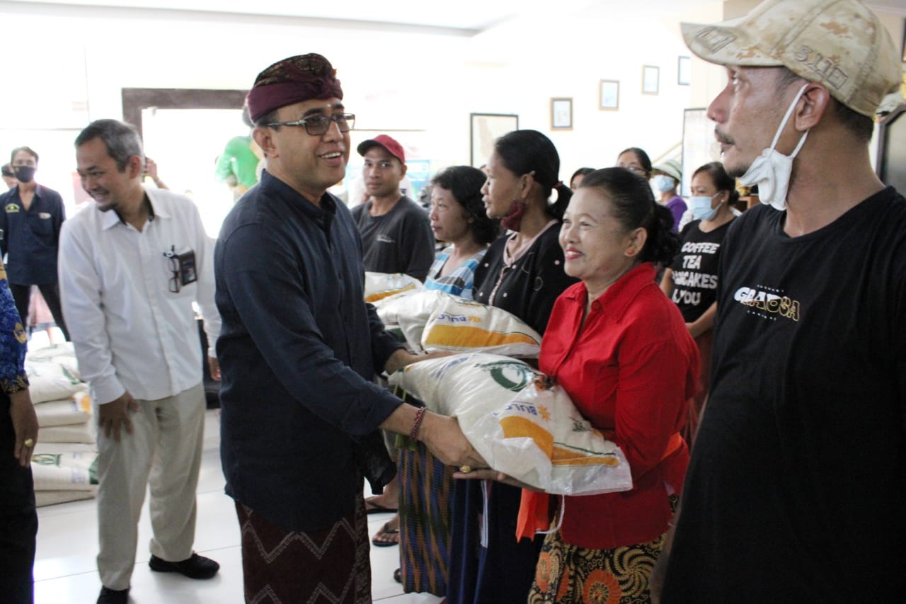 Ringankan Beban Masyarakat, Walikota Jaya Negara Distribusikan Penyaluran Bantuan Pangan Beras