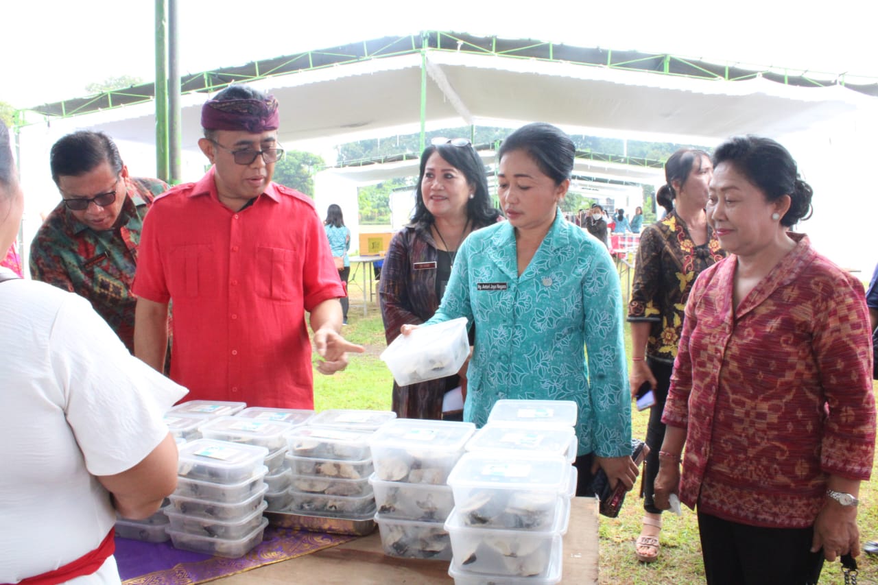 Puluhan UMKM Unggulan Kota Denpasar Ramaikan Pasar Rakyat PKK ”Berbelanja dan Berbagi”
