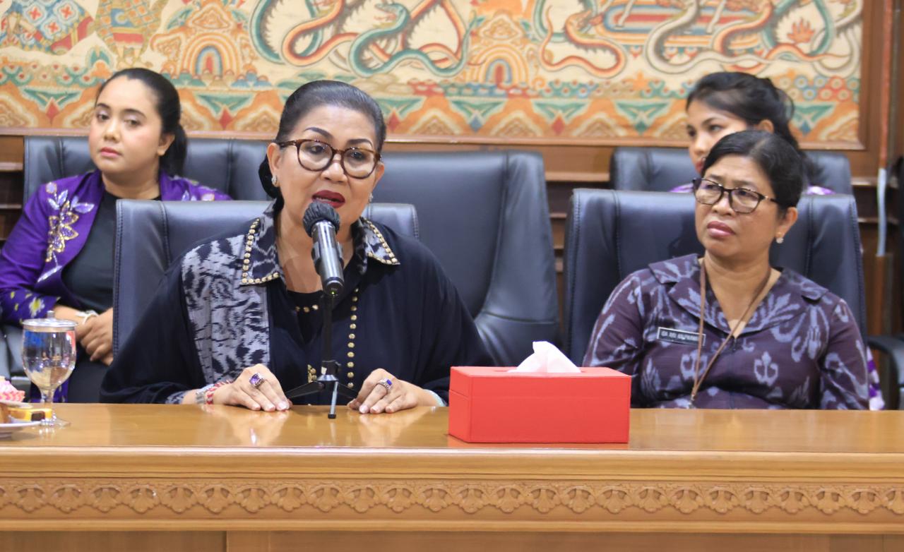 Gelar Webinar Perlindungan Kekayaan Intelektual Bagi IKM Bali, Ny. Putri Koster Minta Pedagang Perhatikan Aturan Hukum