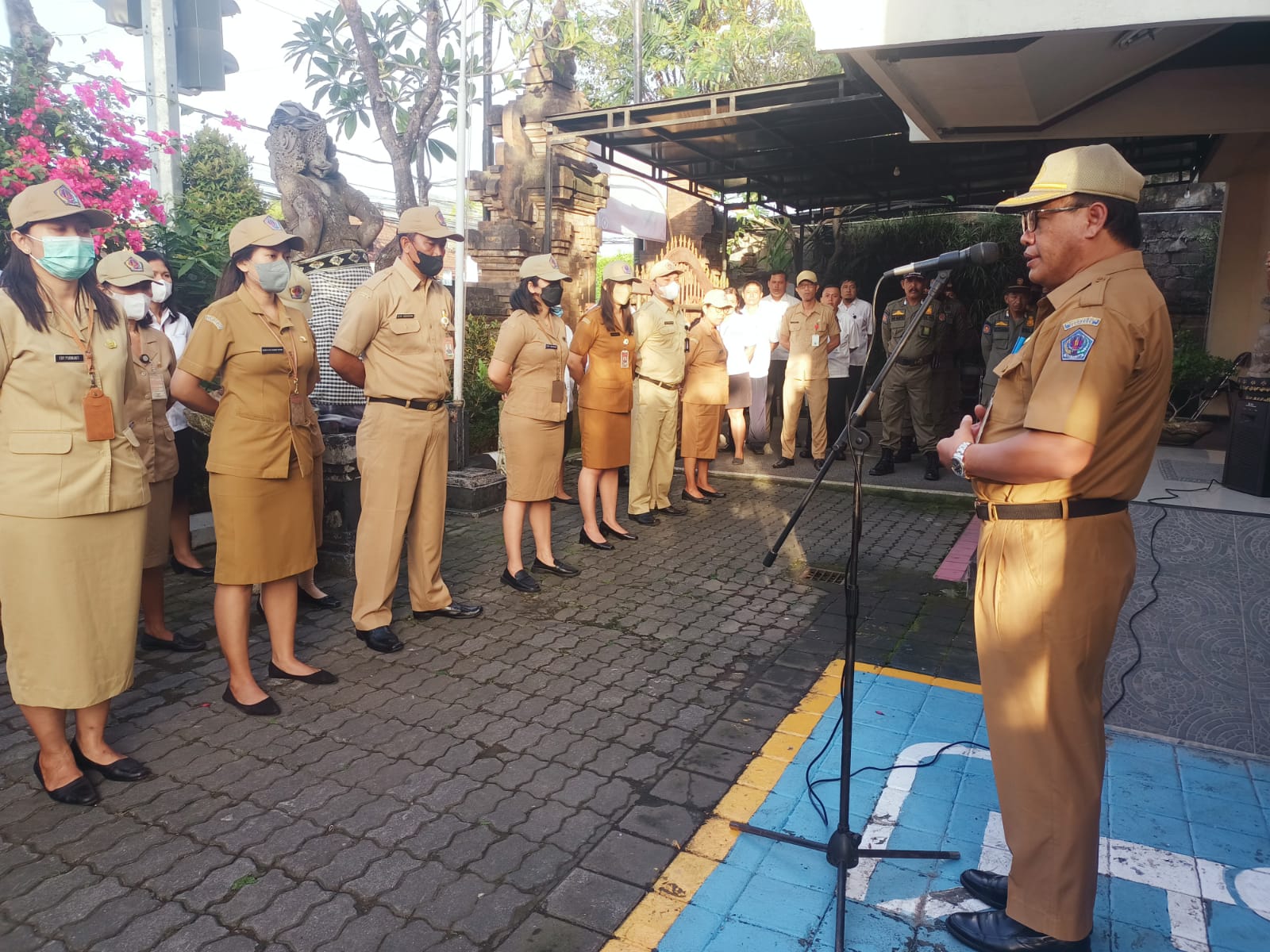 Pimpin Apel Disiplin di Kantor Camat Dentim, Sekda Alit Wiradana Ingatkan ASN Jaga Integritas
