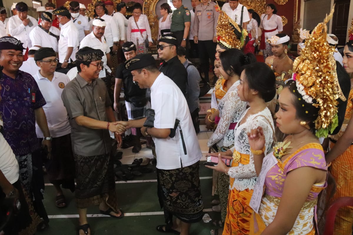 Sekda Adi Arnawa Hadiri Karya Pitra Yadnya dan Manusa Yadnya MGPSSR Desa Pererenan