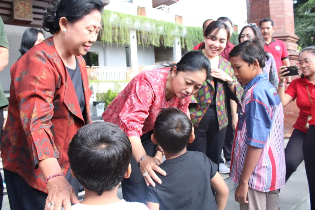 Ny. Antari Jaya Negara Salurkan CSR 100 Paket Buah Kepada Anak Yatim Piatu