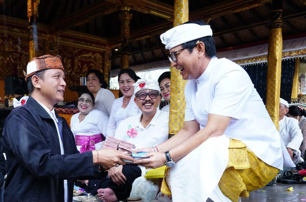 Pemkab Badung ”Nganyarin” di Pura Mandhara Giri Semeru Agung Lumajang