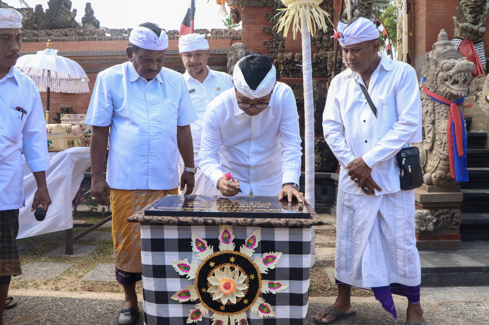 Sekda Adi Arnawa Paraf Prasasti di Pura Gede Dalem Kepug Br. Tengah Kelod Gulingan