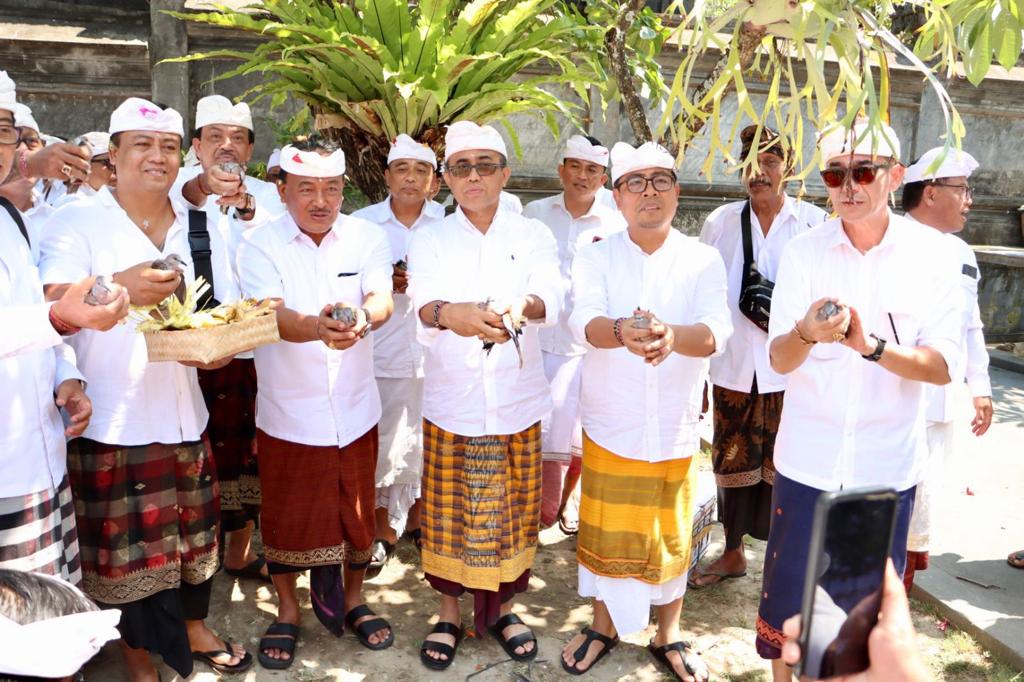 Peringati Tumpek Uye, Walikota Jaya Negara Lepas Burung di Pura Luhur Candi Narmada Tanah Kilap