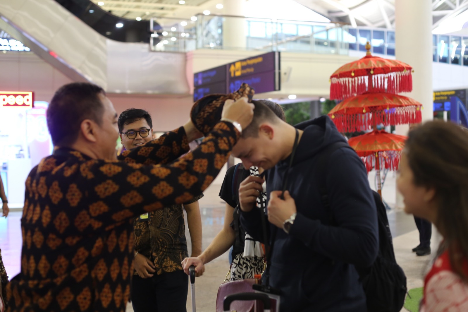 Hari Batik Nasional, Bandara Internasional I Gusti Ngurah Rai Bali Hadirkan Tari Kecak