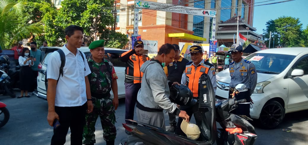Ganggu Ketertiban, Satpol PP Tertibkan Pedagang dan Parkir Liar di Sanglah