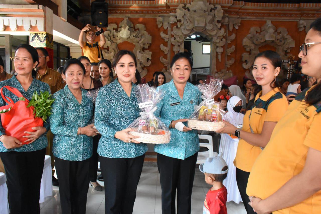 Ketua TP PKK Denpasar Buka Posyandu Paripurna di Balai Banjar Semawang