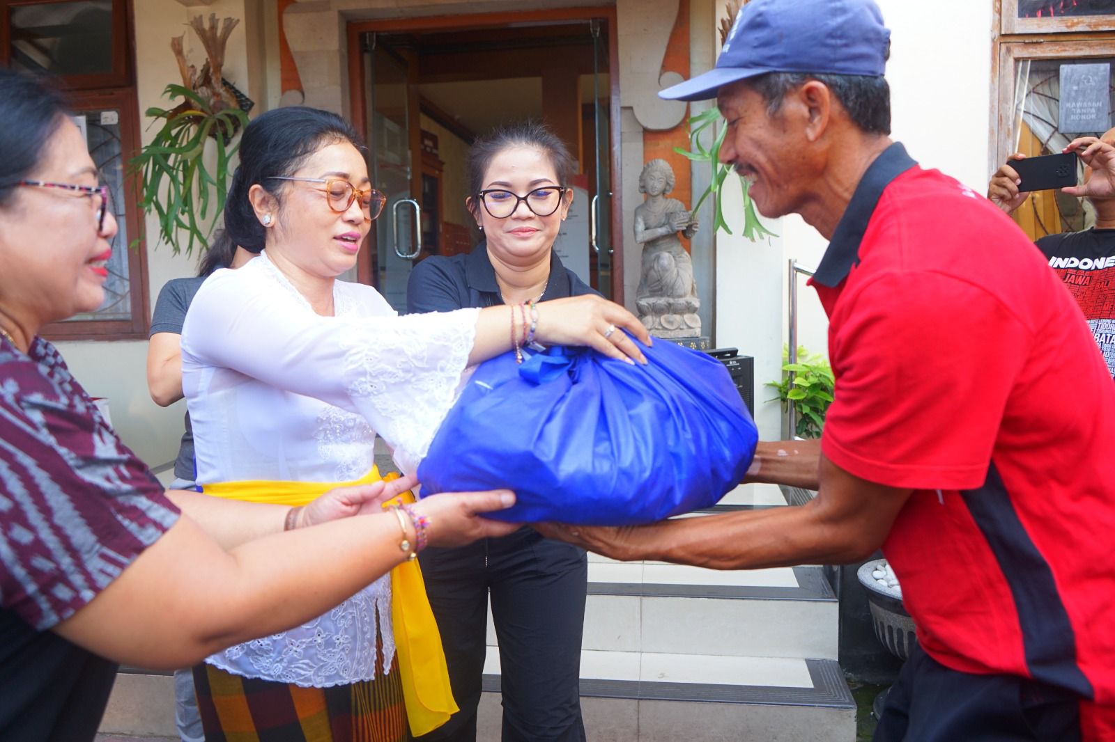 Pemkot Denpasar Salurkan 107 Paket Bantuan Sembako Kepada Jumantik Kecamatan Dentim