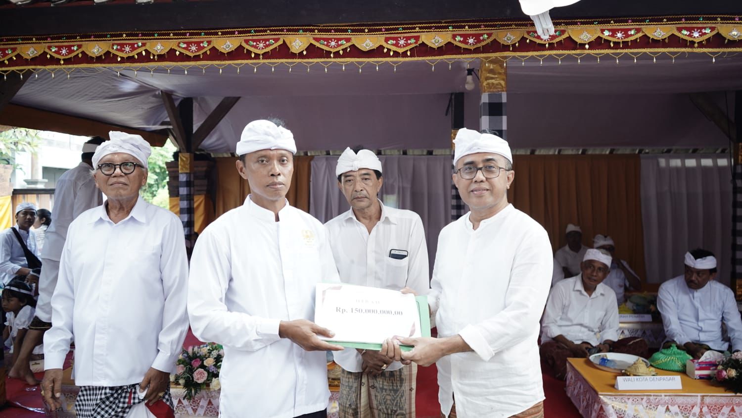 Walikota Jaya Negara Hadiri Karya Malaspas di Pura Puseh Dadia Desa Adat Penatih