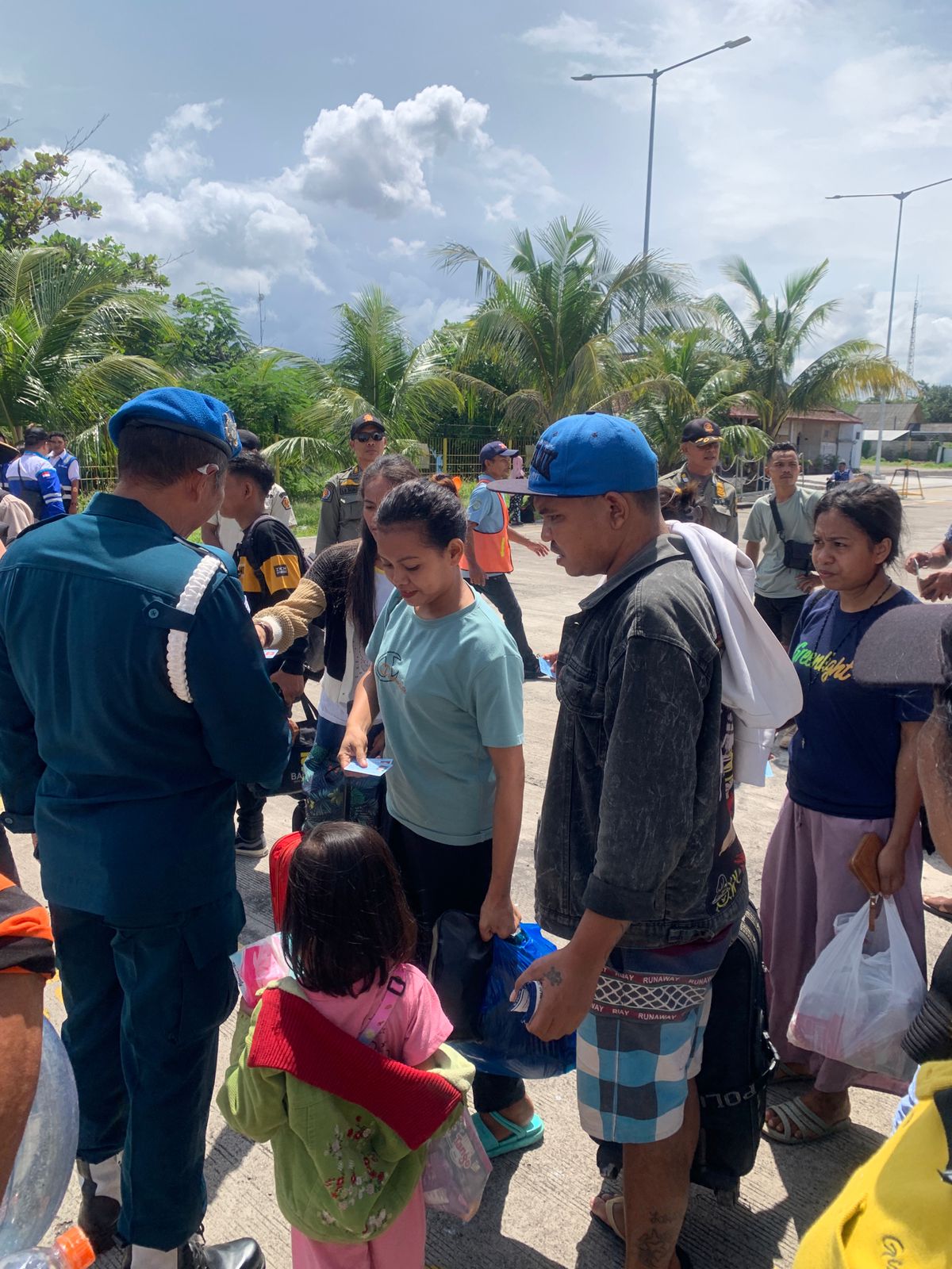 Disdukcapil Kota Denpasar Data Ratusan Penumpang Kapal di Pelabuhan Benoa