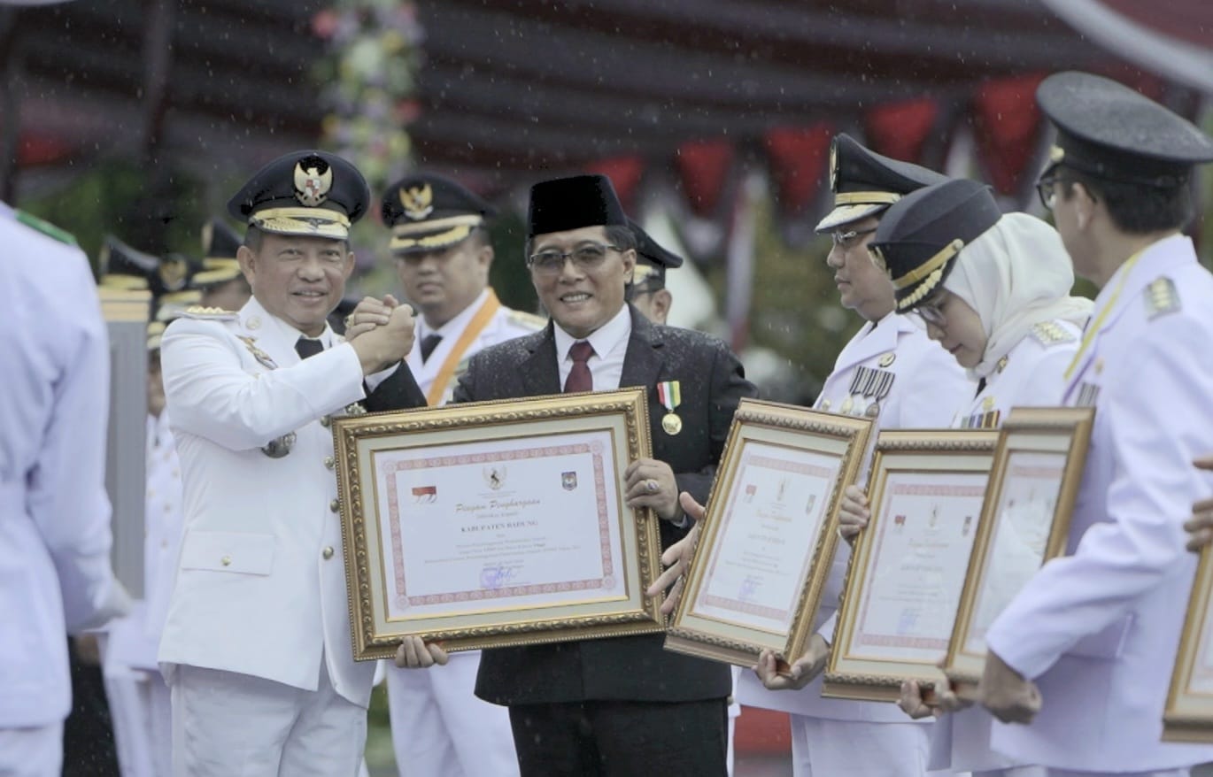 Bupati Giri Prasta Terima Tanda Kehormatan Satya Lancana Karya Bhakti Praja Nugraha dari Presiden