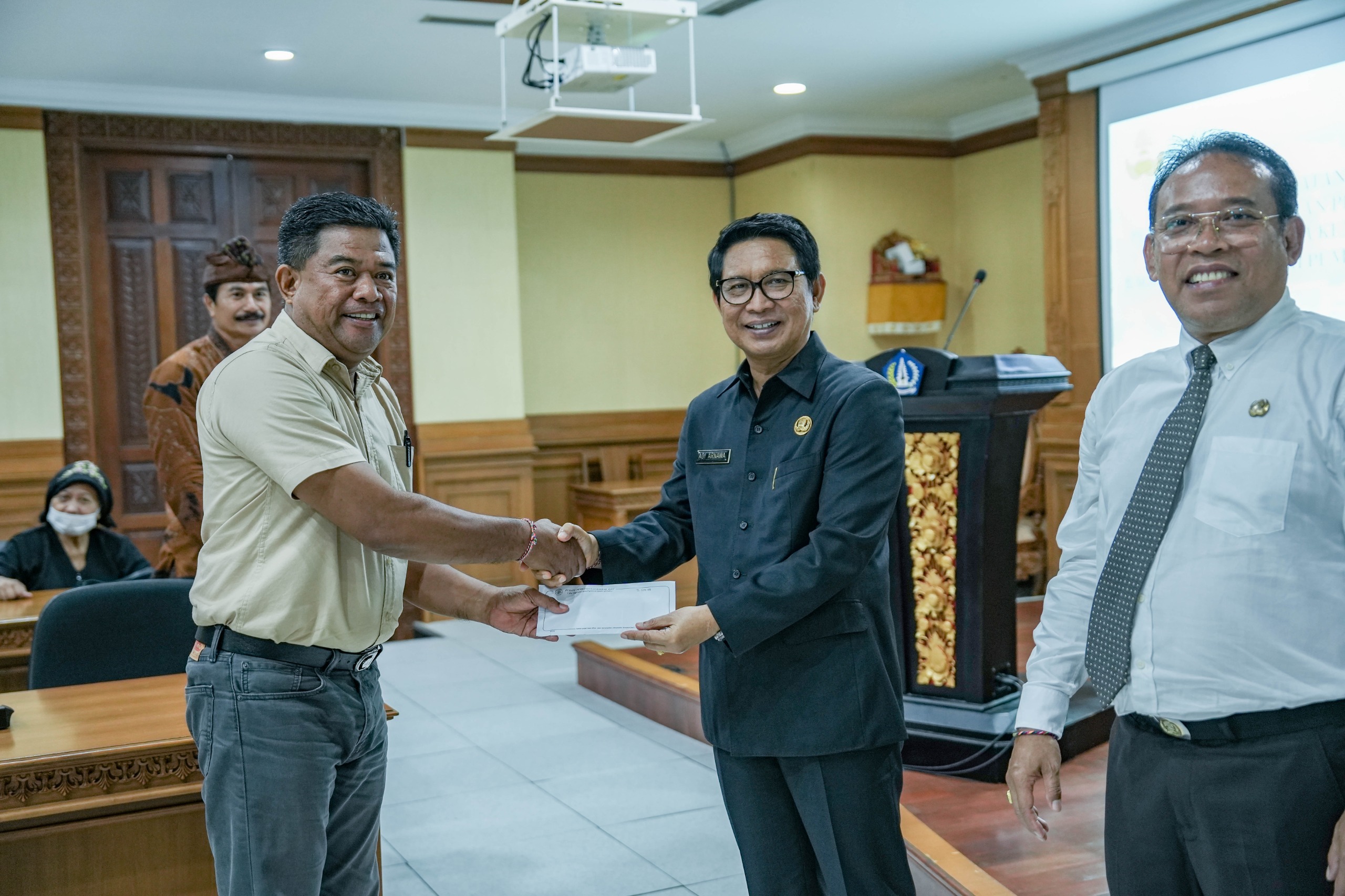 Sekda Adi Arnawa Serahkan Santunan Pensiun KORPRI Badung