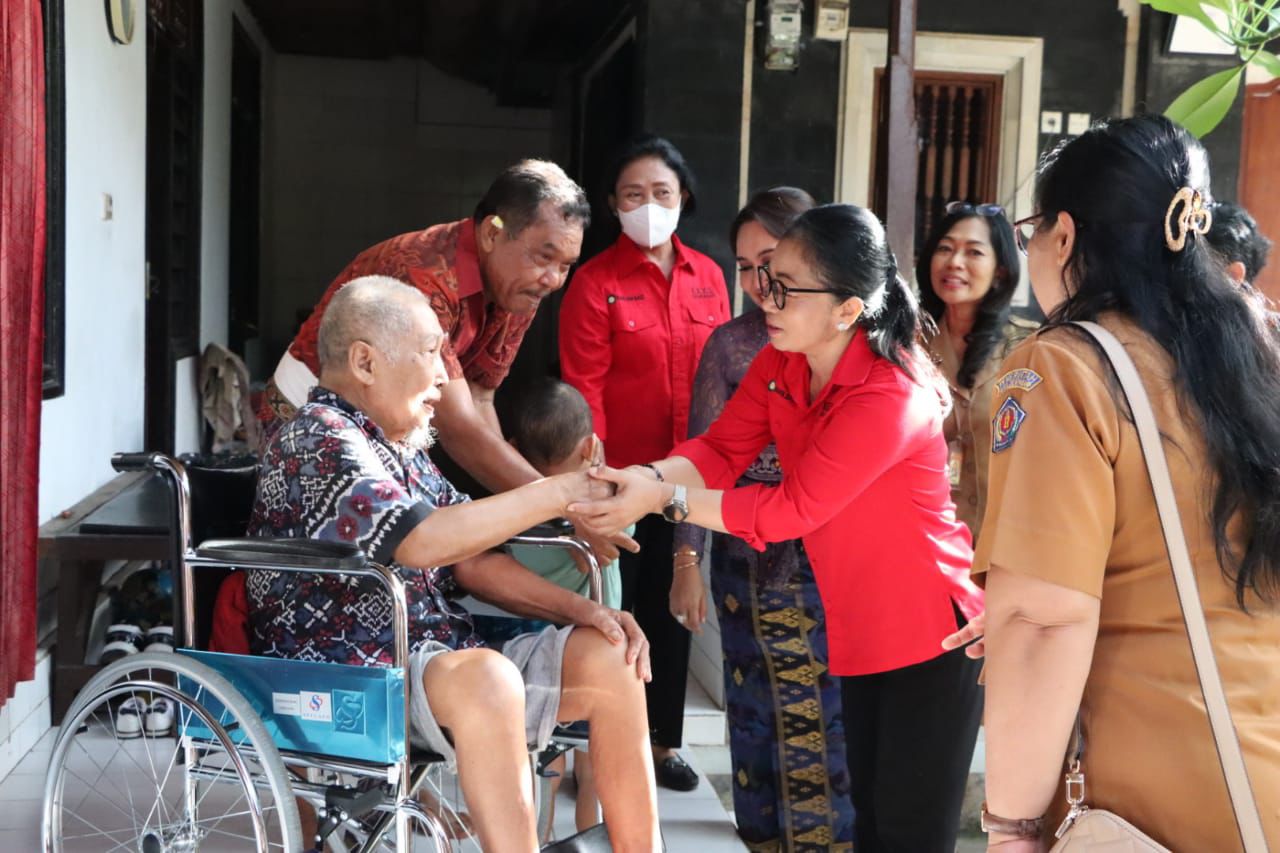 Ketua K3S Ny. Antari Jaya Negara Serahkan Bantuan Kursi Roda di Kecamatan Dentim