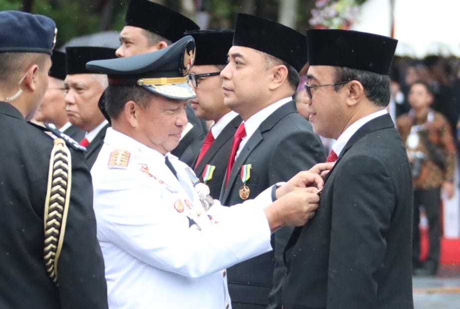Walikota Jaya Negara Terima Tanda Kehormatan Satya Lancana Karya Bhakti Praja Nugraha dan Nilai Tinggi EPPD
