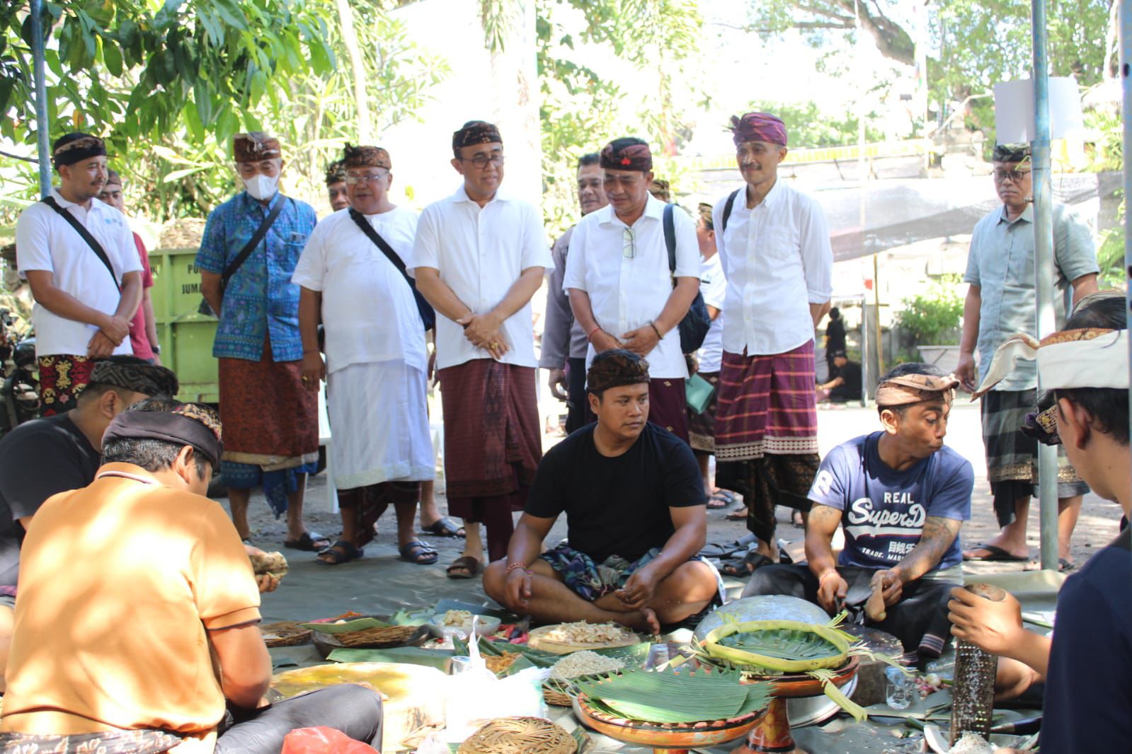 Walikota Jaya Negara Hadiri Lomba Penjor dan Ngelawar STT Se-Desa Dangin Puri Kangin,