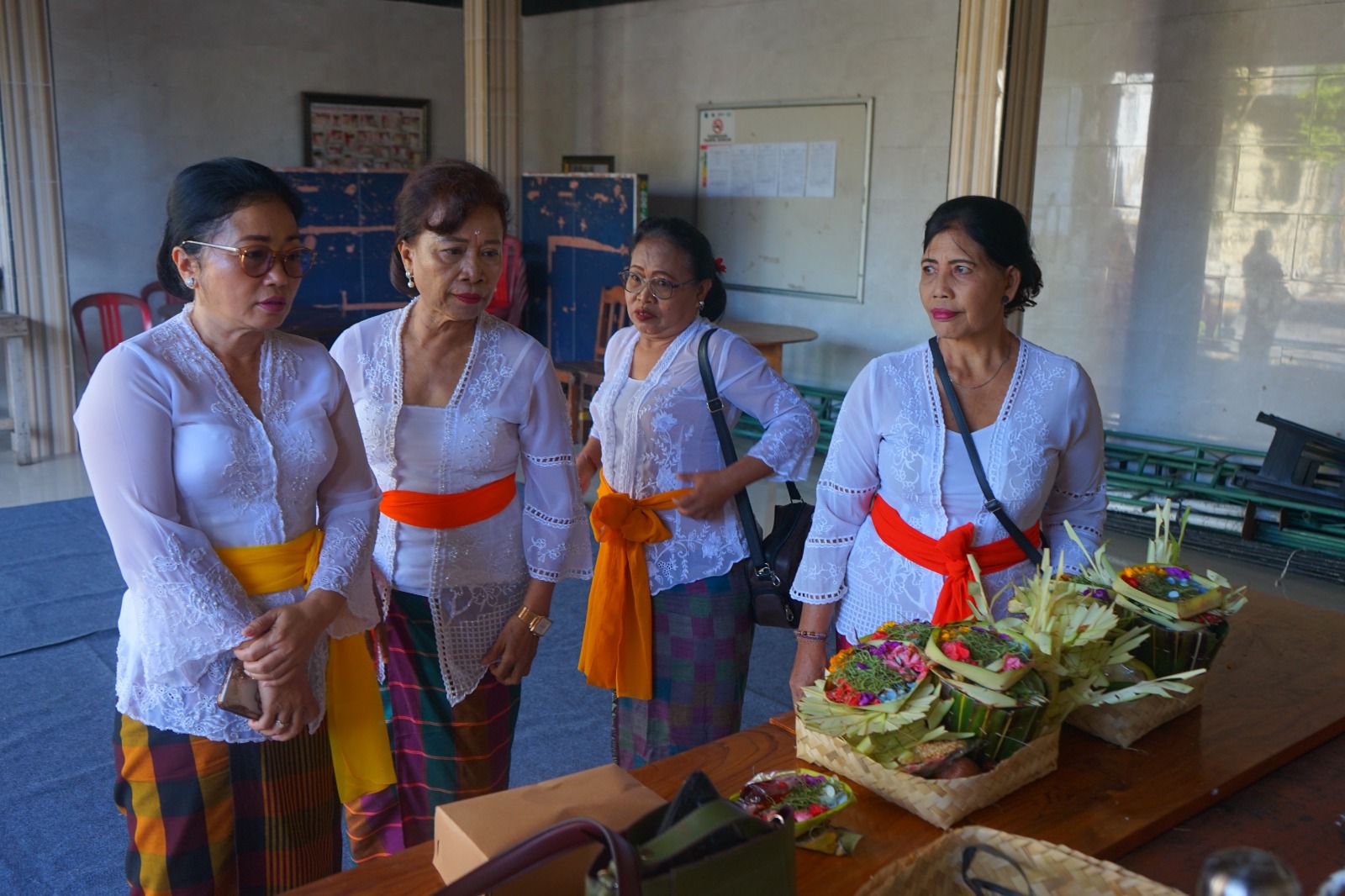 Pelatihan Buat Banten Otonan Tingkatkan Keterampilan Wanita Hindu