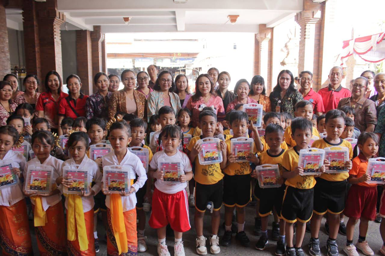 Semarak Hardiknas, Pokja Bunda PAUD Kota Denpasar Sapa Siswa TK di Denut dan Denbar