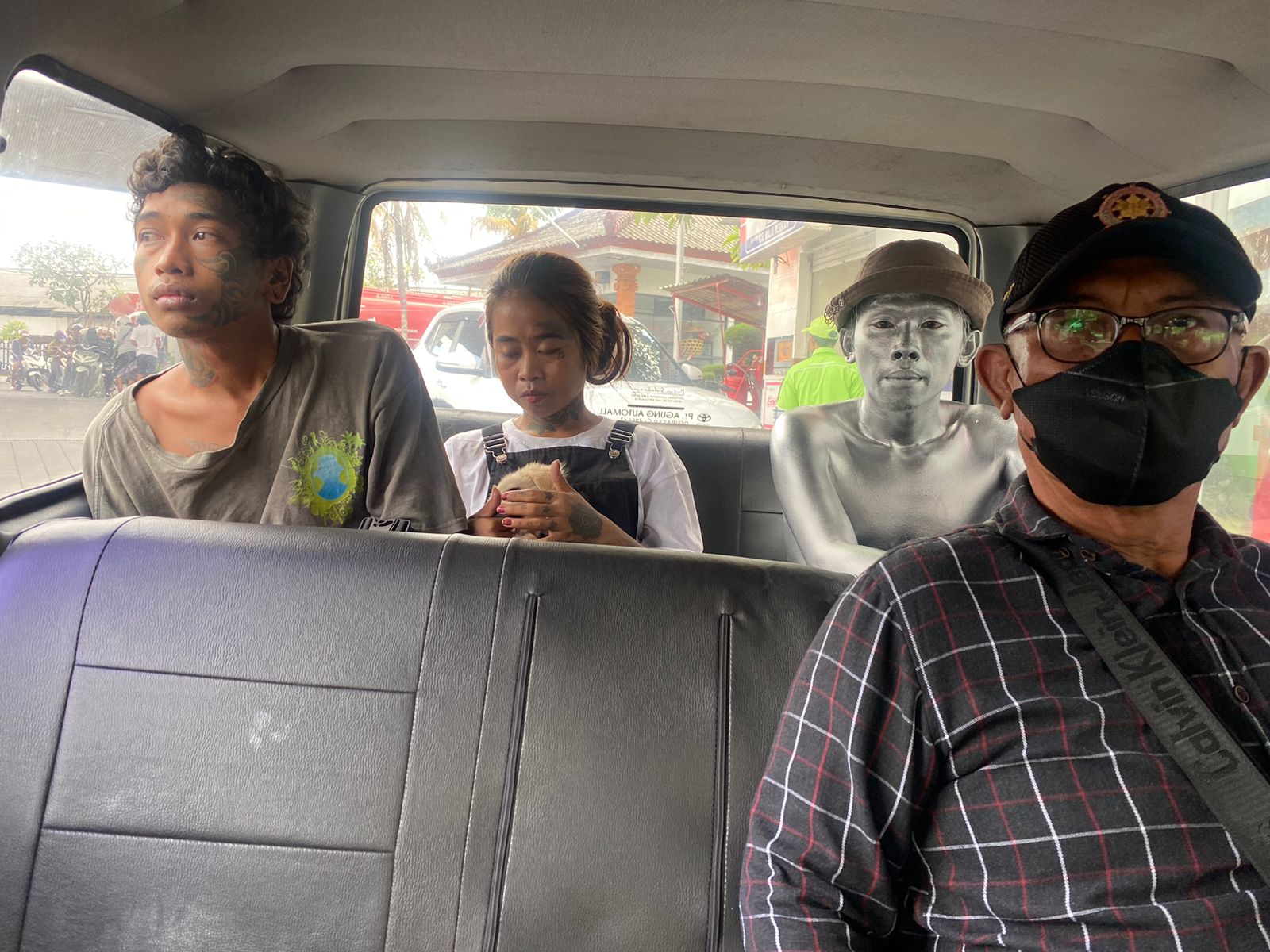 Ganggu Ketertiban Umum, Badut dan Anak Punk Diamankan Satpol PP Denpasar