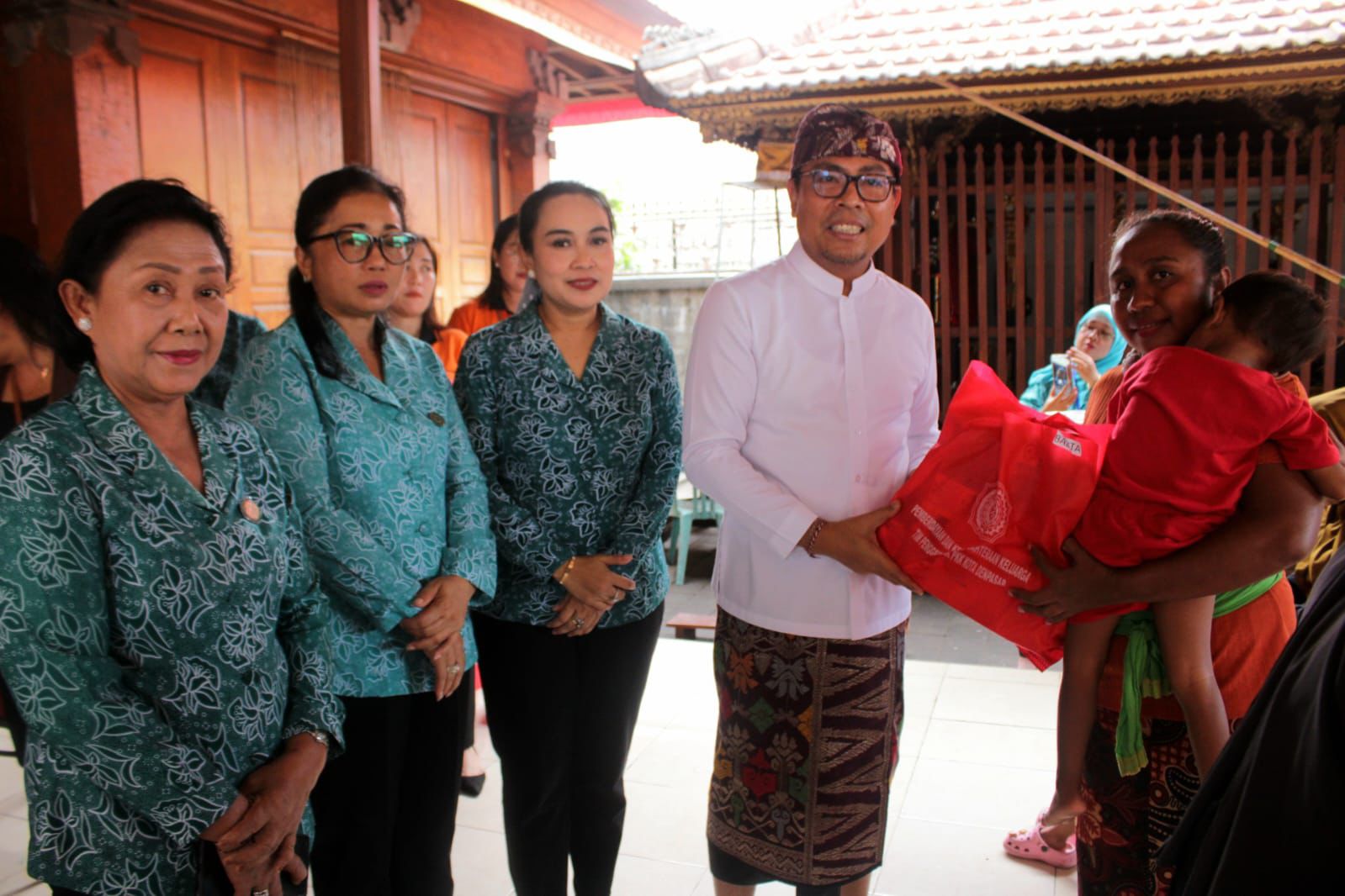 TP PKK Kota Denpasar Bagikan Ratusan PMT Kepada Ibu Hamil dan Balita di Densel