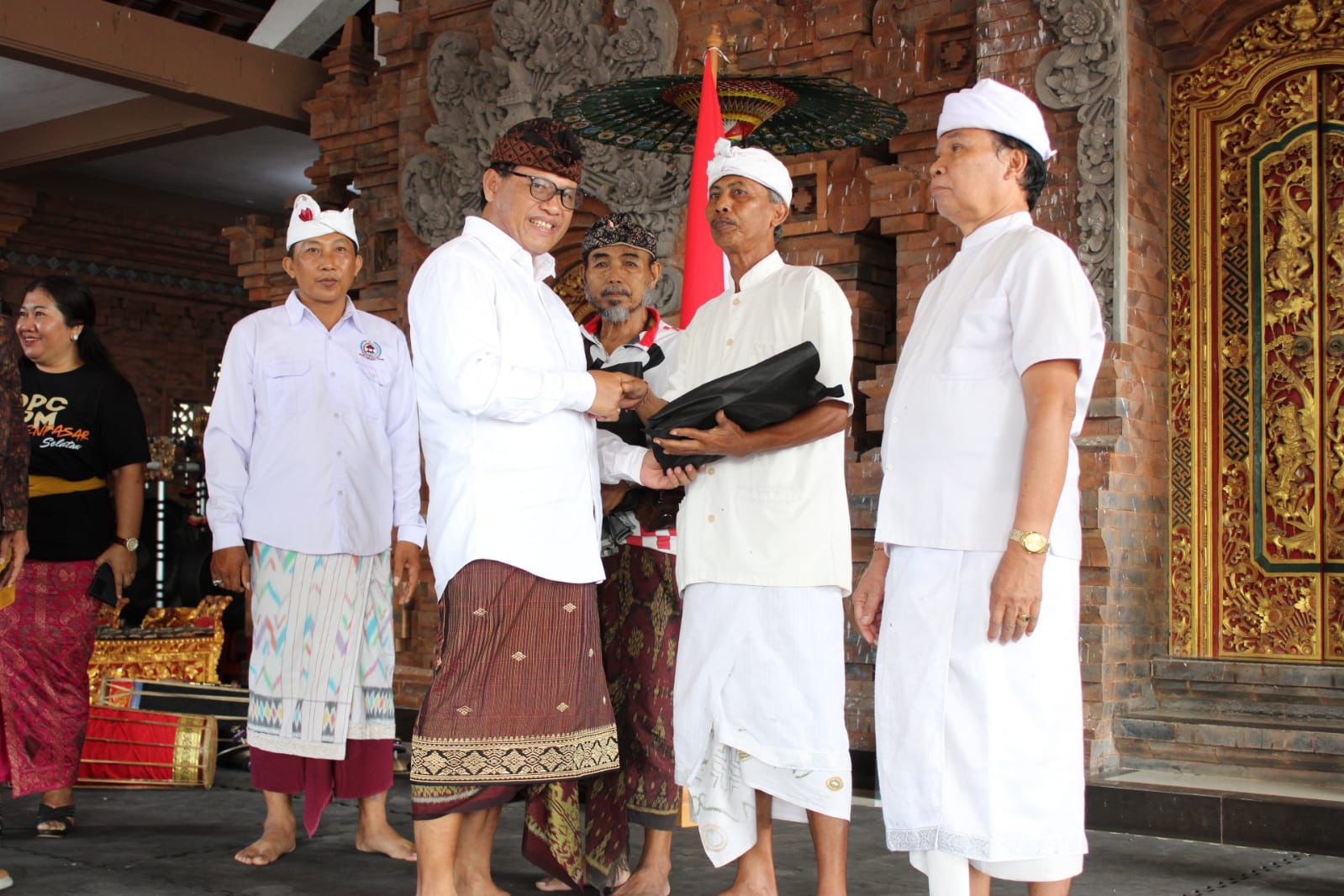 Sekda Alit Wiradana Buka Bulan Bakti Gotong Royong LPM Kecamatan Densel