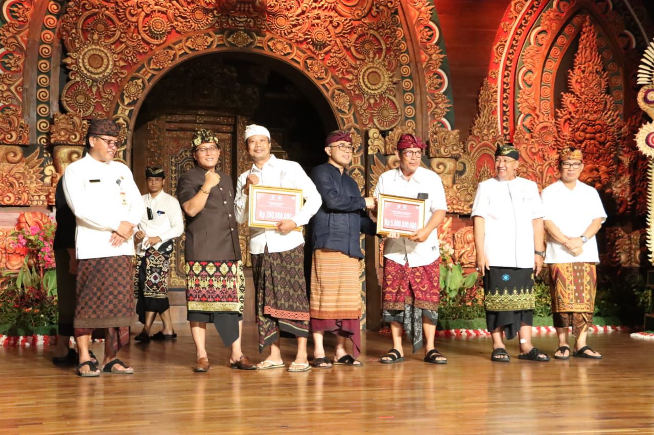 Badung Angelus Buana, Bupati Giri Prasta Didampingi Walikota Jaya Negara Serahkan Hibah Rp50 Miliar di Denpasar