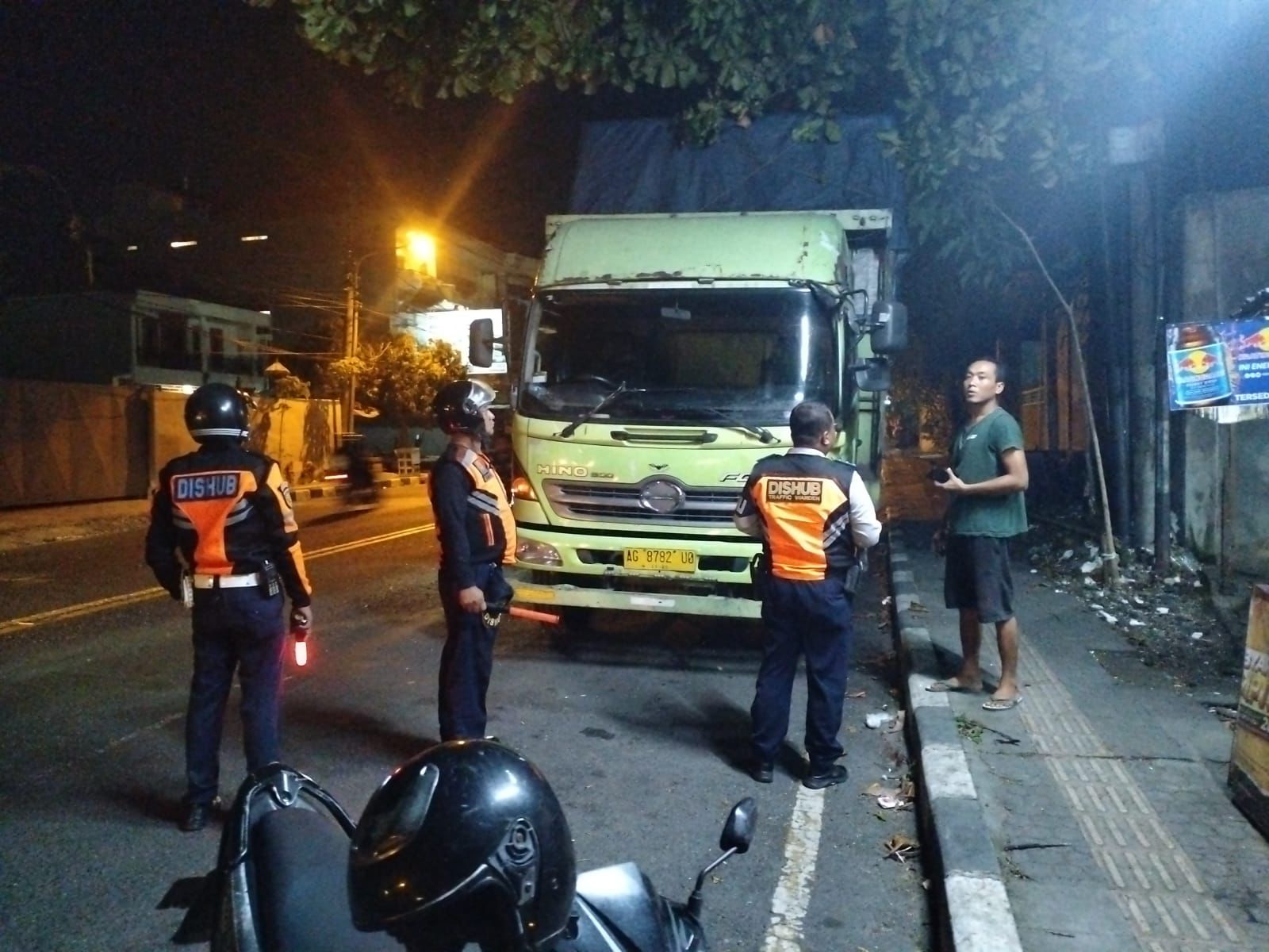 Dishub Denpasar Tertibkan Truk Parkir Sembarangan di Jalan Cargo