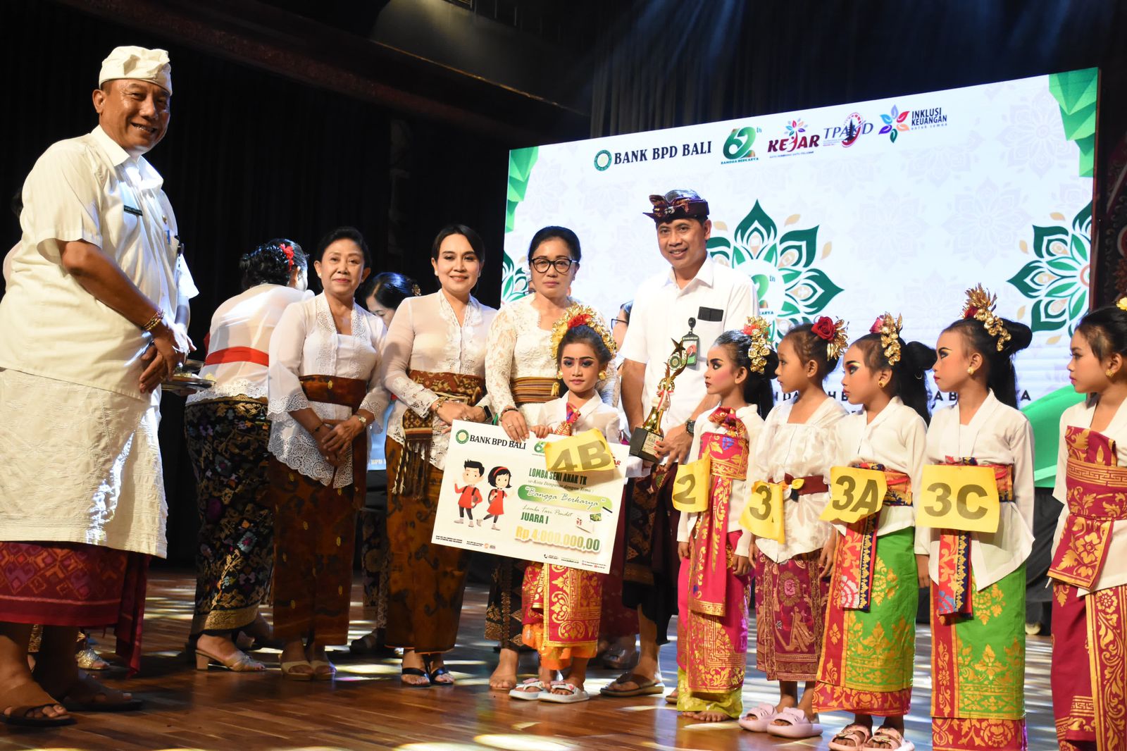 Denpasar Education Festival, Ny. Antari Jaya Negara Serahkan Penghargaan Kepada Juara