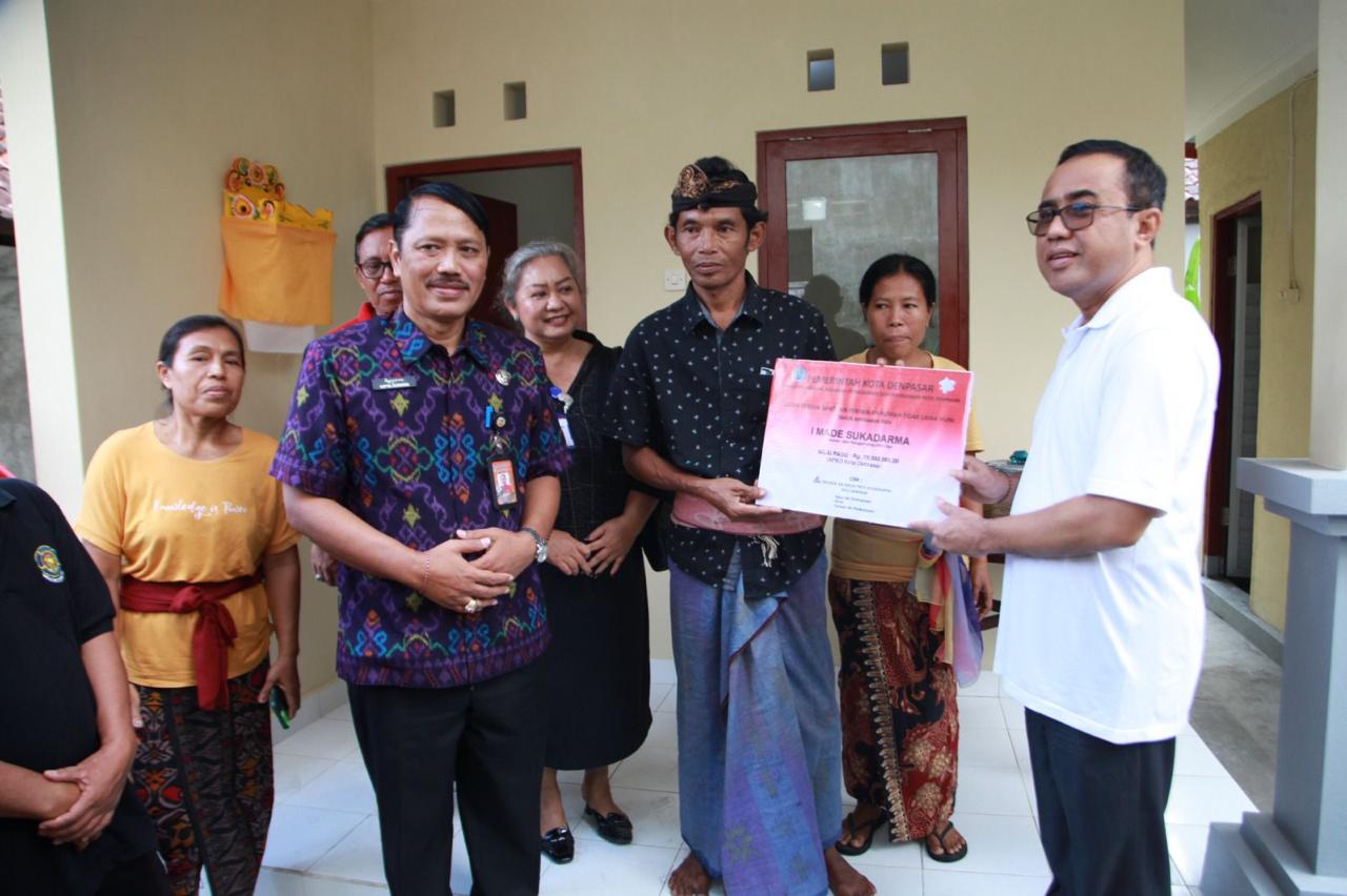 Walikota Jaya Negara Serahkan Dua Unit Bantuan Perbaikan Rumah Tidak Layak Huni