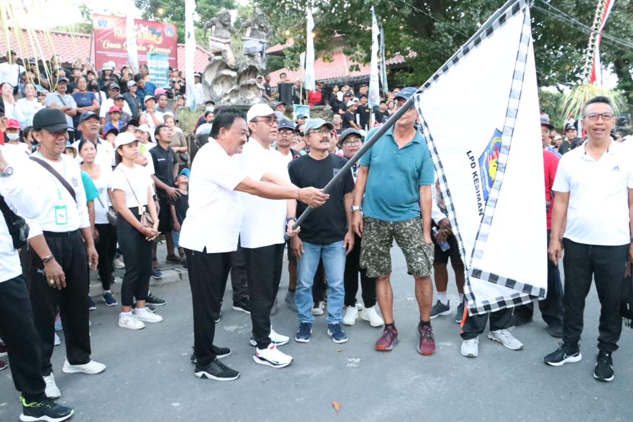Peringati HUT Ke-33, Jalan Santai LPD Kesiman Dilepas Walikota Jaya Negara