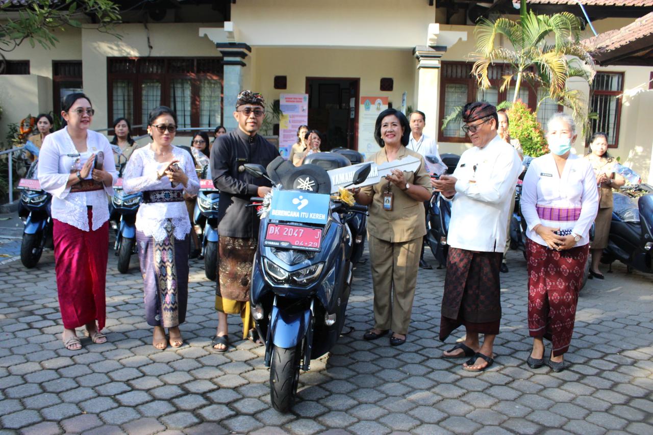 Turunkan Stunting Lewat Pengendalian Penduduk, Walikota Jaya Negara Serahkan Kendaraan Operasional Akseptor KB