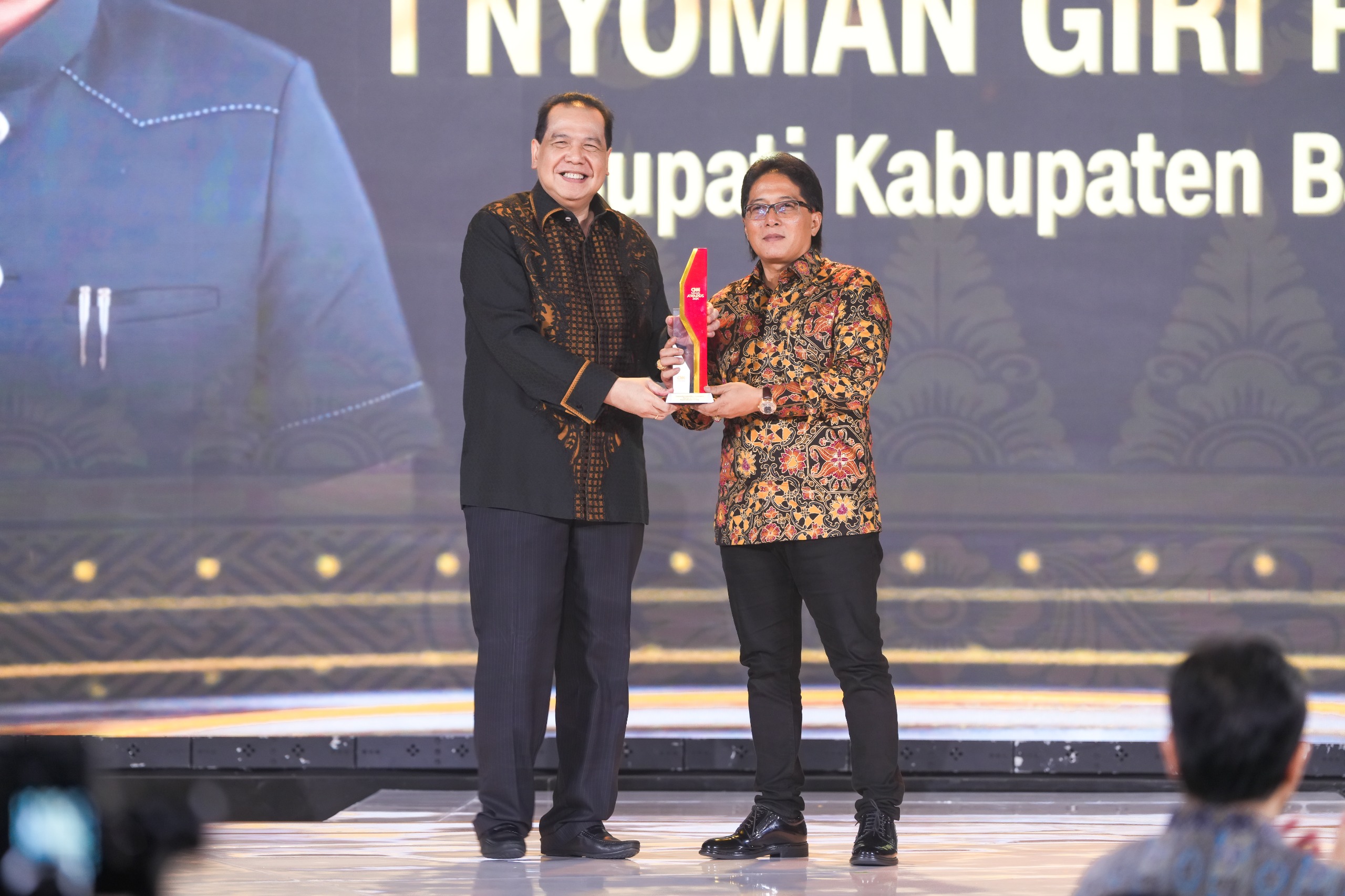 Bupati Giri Prasta Raih Penghargaan Spesial Reward dari CNN Indonesia
