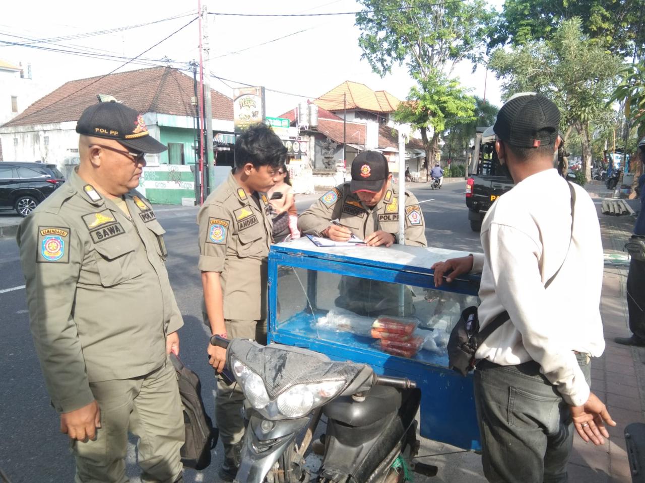 Kelurahan Sesetan Gandeng SatpolPP Tertibkan PKL Berjualan di Trotoar