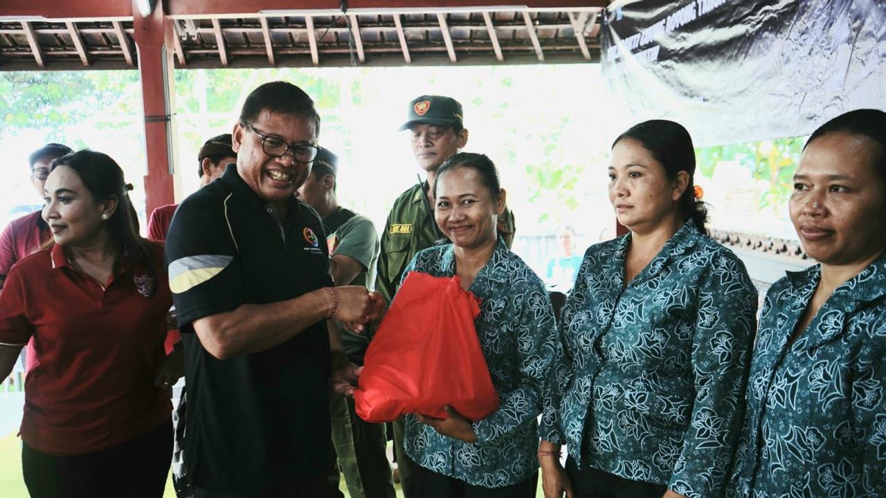 Sekda Alit Wiradana Tutup Posyandu Paripurna di Banjar Plagan, Penatih