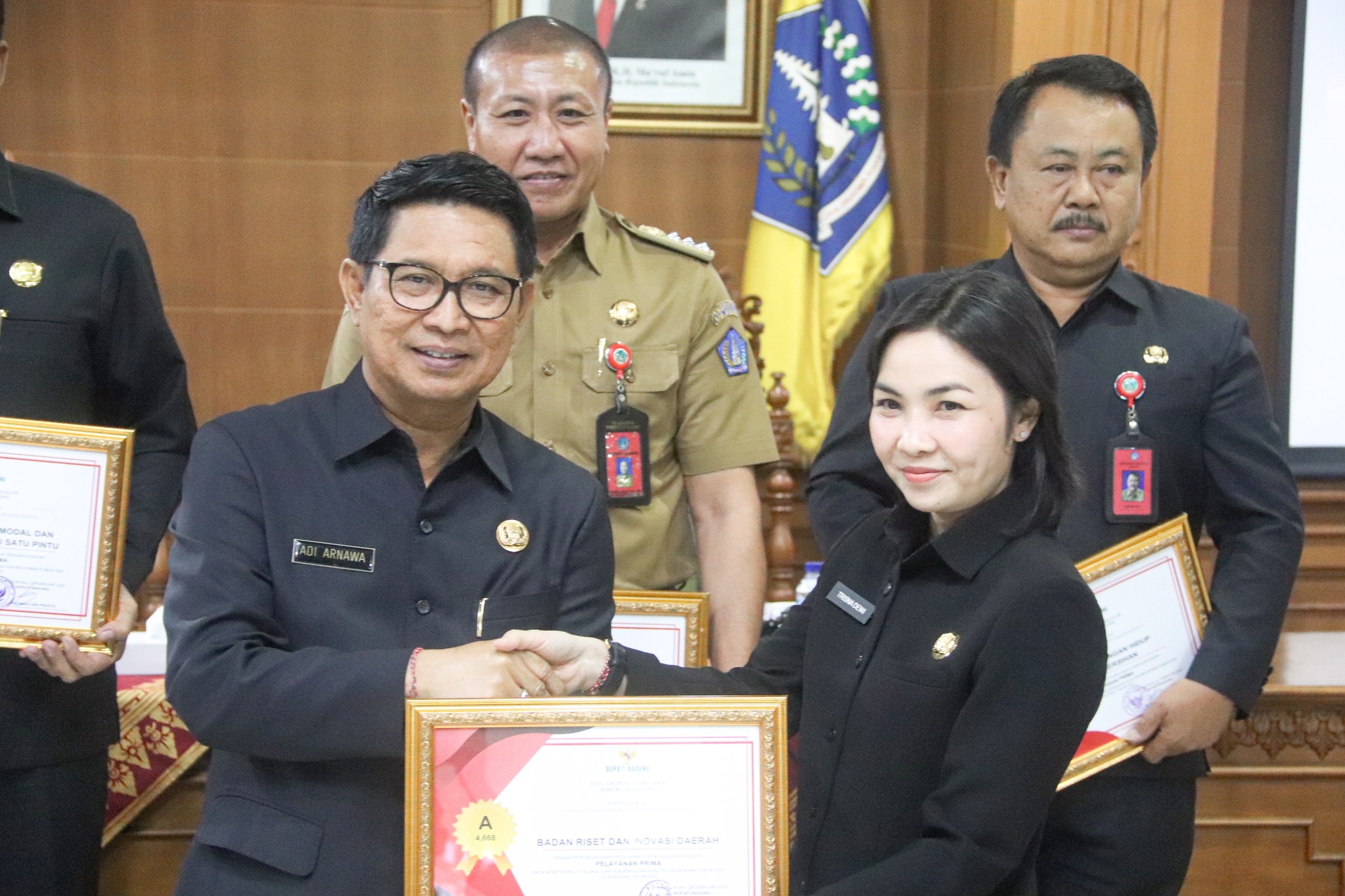Sekda Adi Arnawa Serahkan Penghargaan Pelayanan Publik 2023