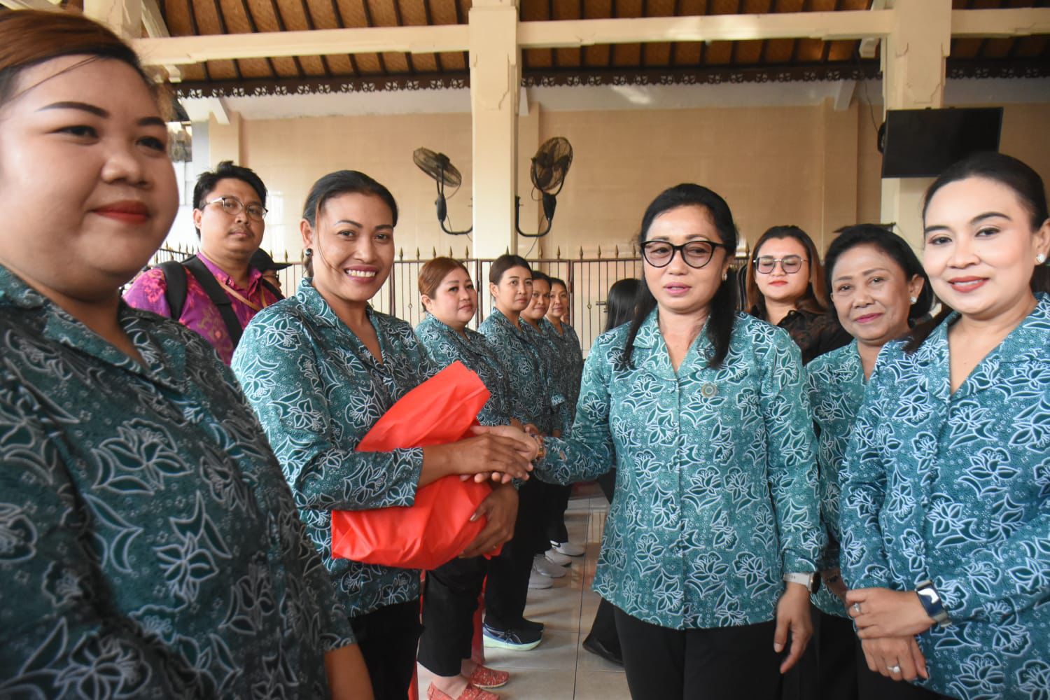 Ny. Sagung Antari Jaya Negara Tutup Posyandu Paripurna di Banjar Pande, Renon