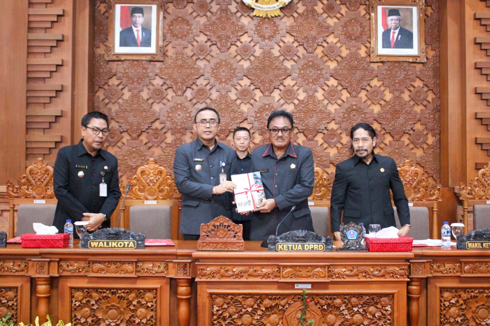 Sidang Paripurda DPRD,  Walikota Jaya Negara Sampaikan Ranperda RPJPD Kota Denpasar Tahun 2025-2045