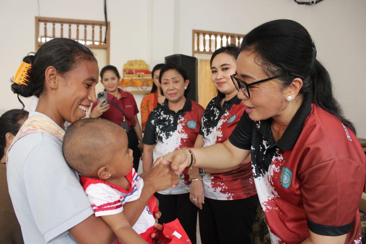 Tekan Angka Stunting, Ny. Antari Jaya Negara Bagikan PMT Kepada Balita dan Ibu Hamil di Denpasar Utara