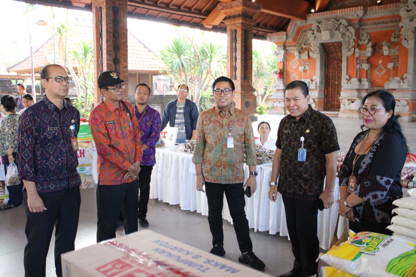 Tekan Laju Inflasi,Wawali Arya Wibawa Tinjau Bazar Pangan di Wantilan Pura Dalem Sudha Sidakarya.