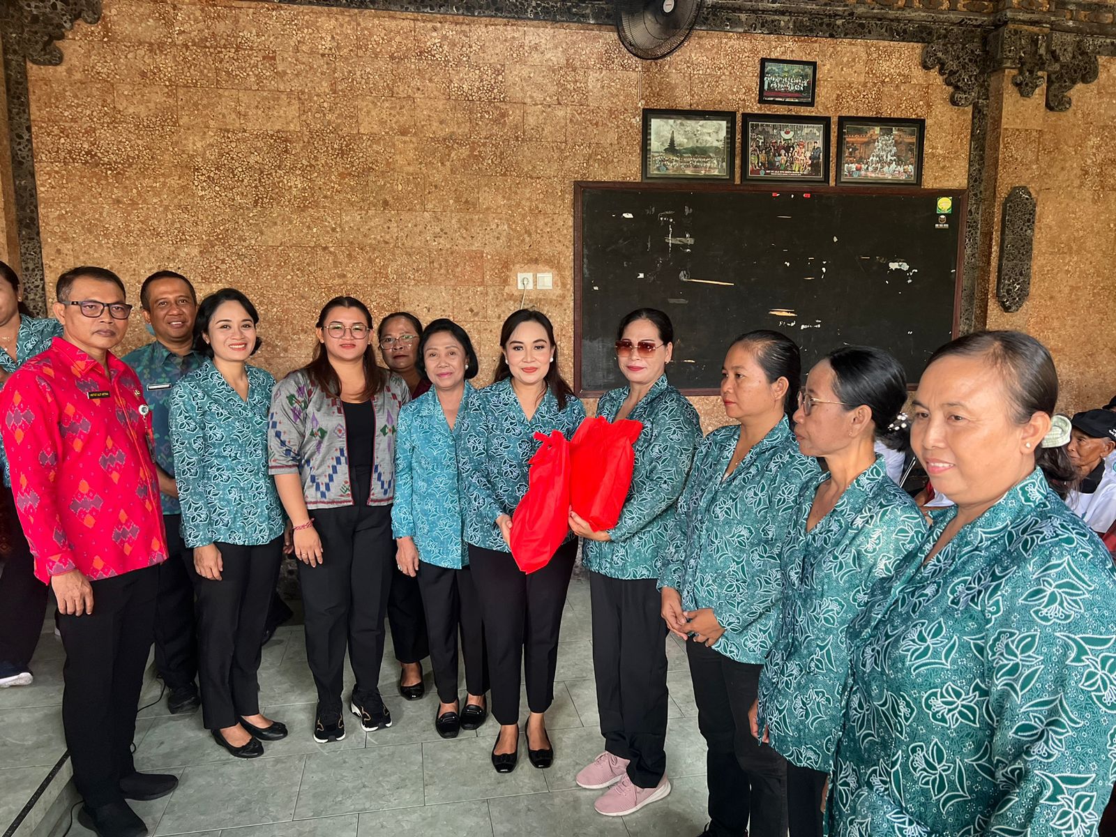 Ny. Ayu Kristi Arya Wibawa Tutup Posyandu Paripurna di Banjar Merta Bhuana