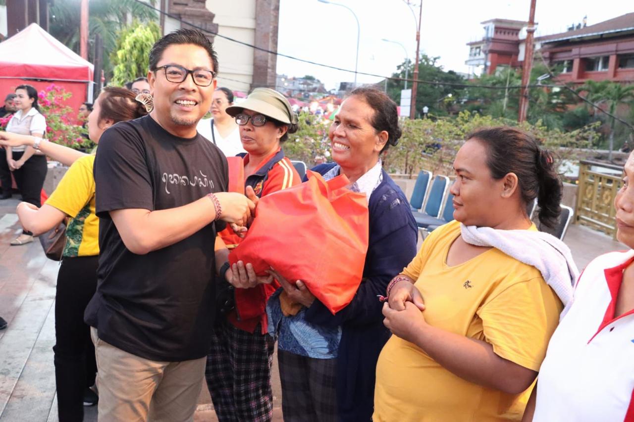 Pemkot Denpasar Gandeng Perumda Pasar Sewakadharma Gelar Pasar Murah dan Pembagian Sembako
