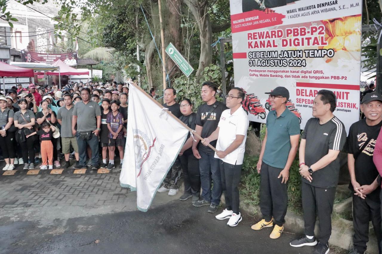 Tutup Bulan Bakti Gotong Royong Desa Sanur Kauh, Walikota Jaya Negara Ikuti Jalan Sehat