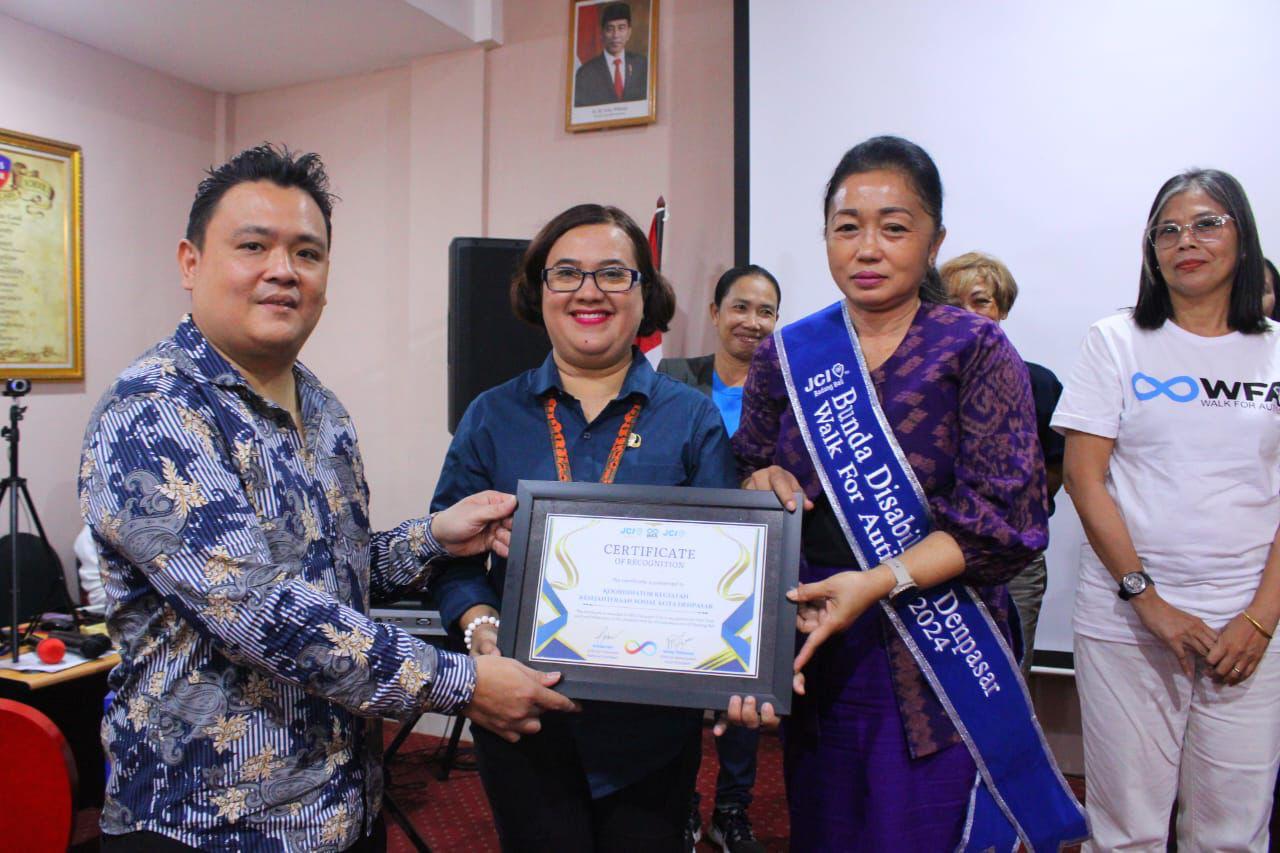 Ny. Antari Jaya Negara Terima Apresiasi dari Junior Chamber International