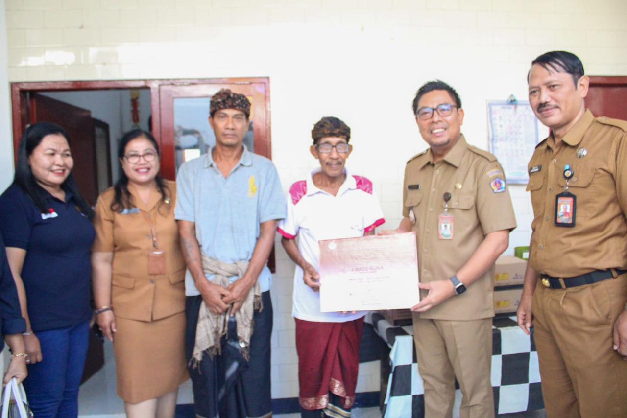 Wawali Arya Wibawa Serahkan Enam Unit Bantuan Rumah Layak Huni Lengkap Perabot Rumah Tangga
