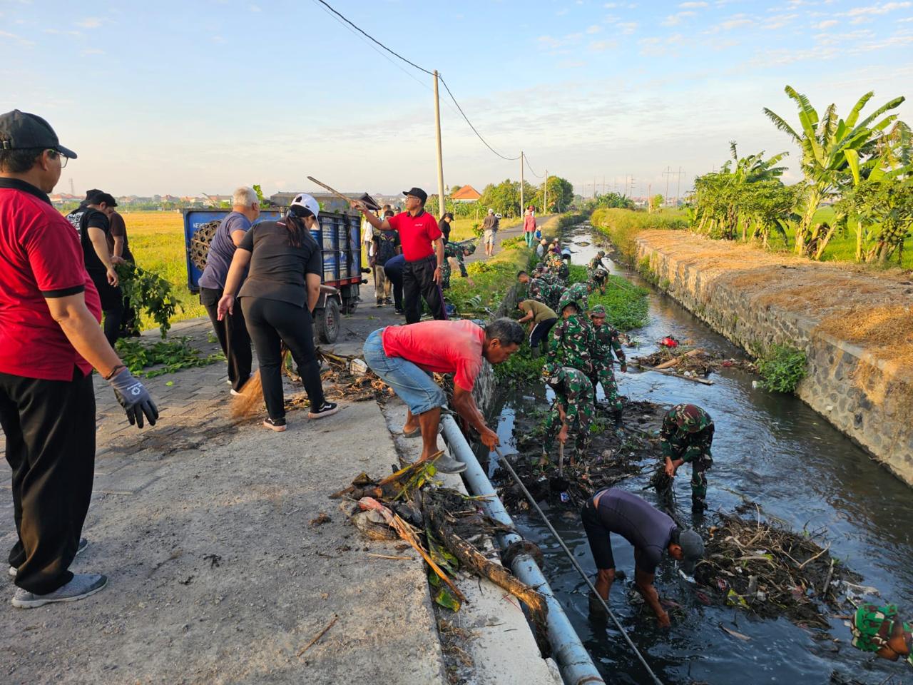 Desa Sanur Kauh Gandeng Kodam IX/Udayana Gelar Bersihkan Tukad Loloan
