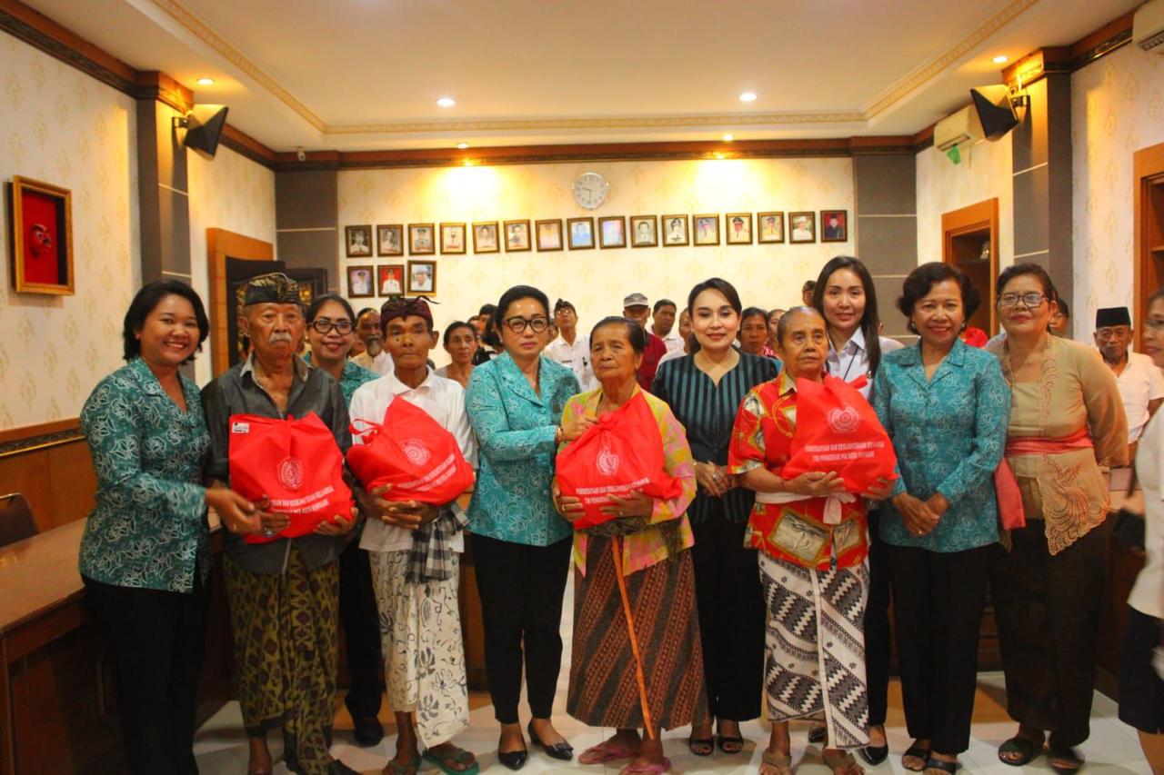 Cegah Kemiskinan Ekstrem, Pemkot Denpasar Bagikan Puluhan PMT Kepada Lansia di Dentim dan Densel